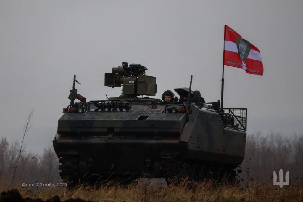 オランダ軍 YPR-765 歩兵戦闘車 (IFV) とウクライナ軍第 100 独立機械化旅団の兵士 - 最近の訓練中。