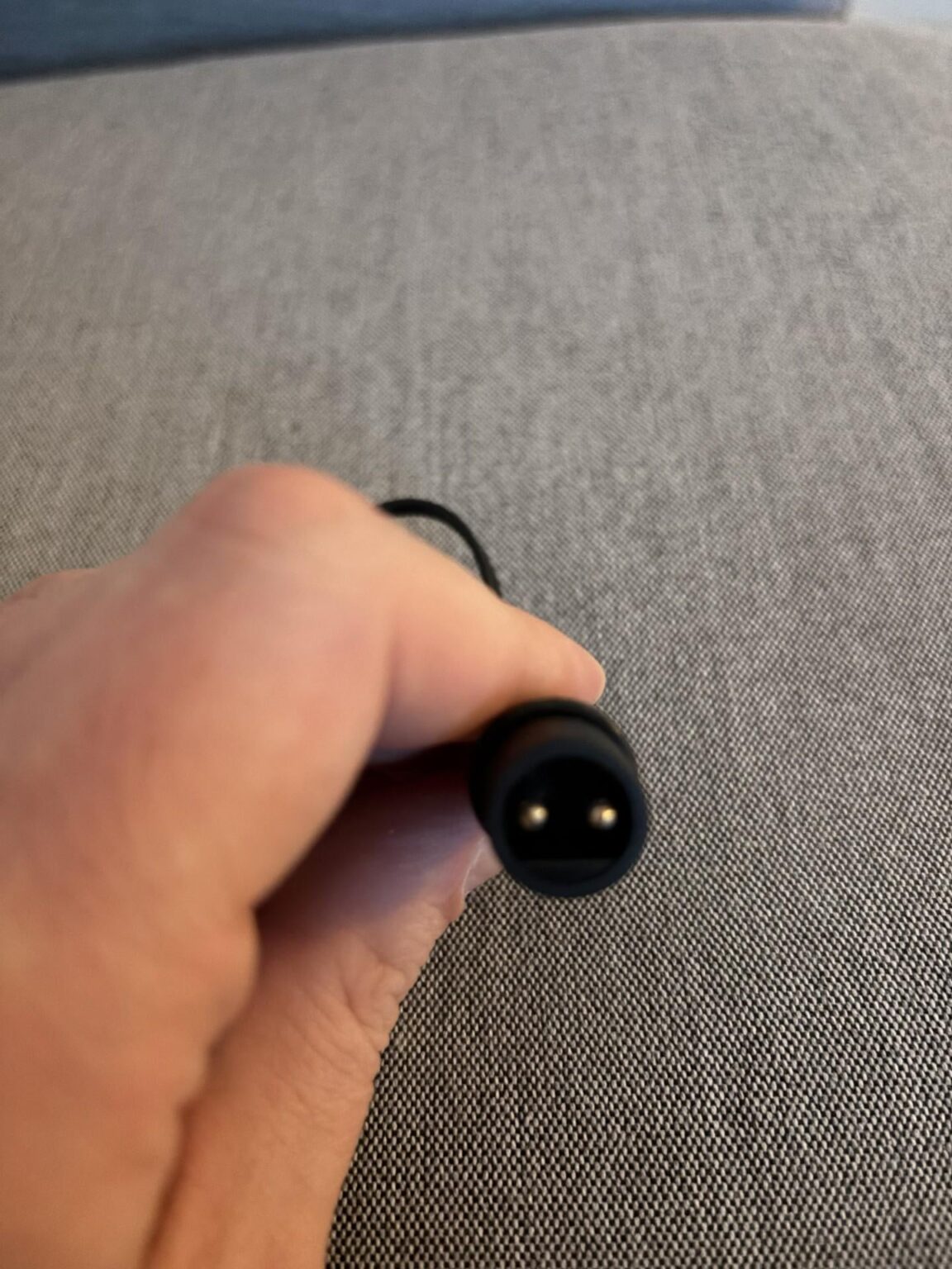 どうやら私は完全にバカのようです。暗闇を少し明るくして帰宅するために、バルコニー用の新しい一連の照明を購入しました。これがプラグです。仕組みが分かりません？