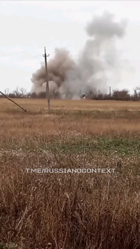 ロシアの兵士は、ロシアのBM-21卒業生MLRSがウクライナのミサイル攻撃（おそらくHIMARS）を受けた瞬間を記録した。 2024 年 12 月