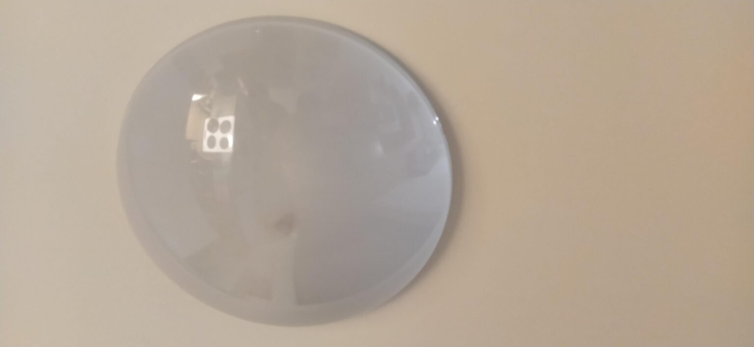 電球を交換するためにこれらを開けるにはどうすればよいですか?