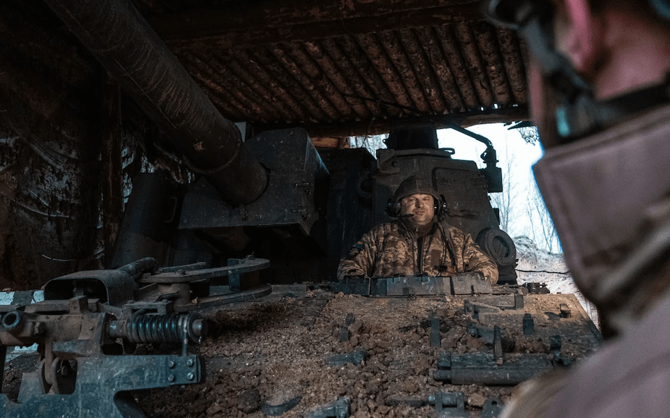 アメリカのM109自走榴弾砲を操縦するウクライナ兵士