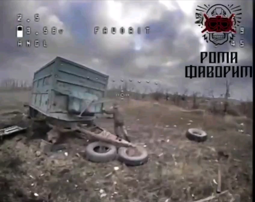 ロシアの侵略者が物体を投げてウクライナのFPVドローンを倒そうとしたが、ドローン操縦者がその裏をかいて排除した