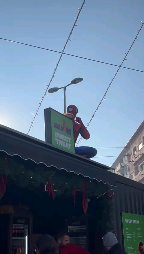 スパイダーマンはクヴァトリッチでフリッターを楽しんでいます!