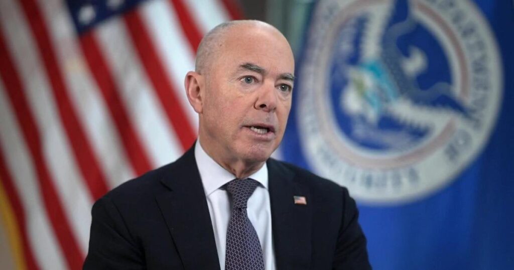 バイデン大統領の国土安全保障省長官、移民急増に対する「素晴らしい解決策」は「無責任な政治」によって台無しになったと語る