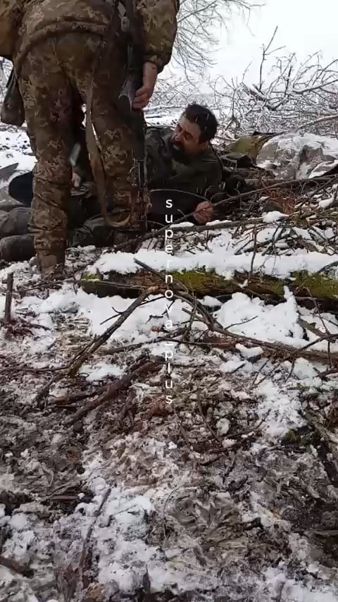 ウクライナ軍兵士が第155旅団のロシア軍兵士を捕らえた。 2024年12月