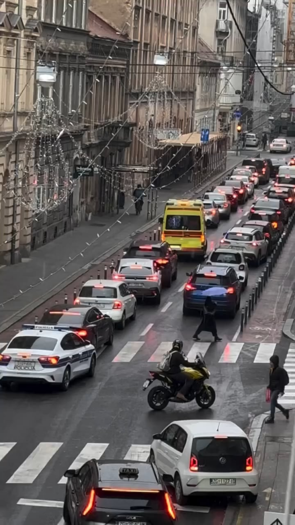 今のザグレブ…救急車は通れないし、柱のせいで車も横に行けない…。