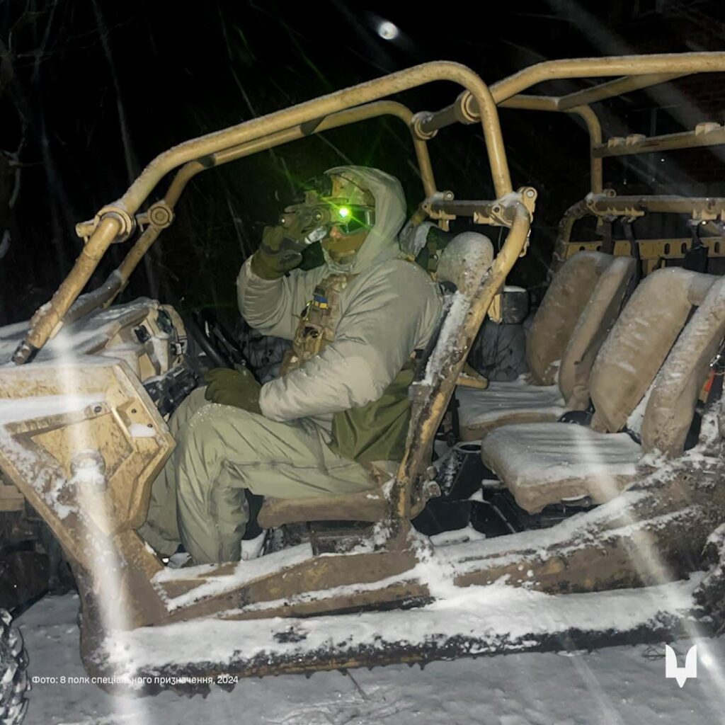 オフロード車両による夜間作戦中のウクライナ特殊作戦軍(SSO - SOF)の特殊作戦センター「西」のオペレーター(「イザスラフ・ムスティスラヴィチ王子」)。