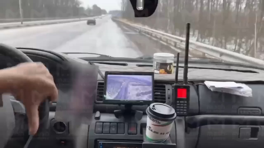 このビデオには、ベルゴロド地域の国境近くでFPV探知機を搭載したロシアの車が信号を発し始めている様子が映っている。その映像をモニターに表示すると、ドローンが道路の上を飛行しているのが見えた。運転手は向きを変えて森の中へ車を走らせた。その後、ドローンはUAZ車両である別の目標を発見しました