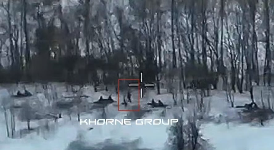 モシン・ナガン小銃で武装した北朝鮮人（おそらくクルスクにいる）の報告されたビデオ