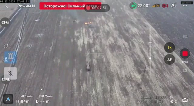 ウクライナ第65機械化旅団の無人機パイロットは、歩兵を着陸させようとして接近してくるロシア車両2台を追跡した。数秒以内に、両方の車両が地雷によって破壊されました。ザポリージャ正面。 2024 年 12 月