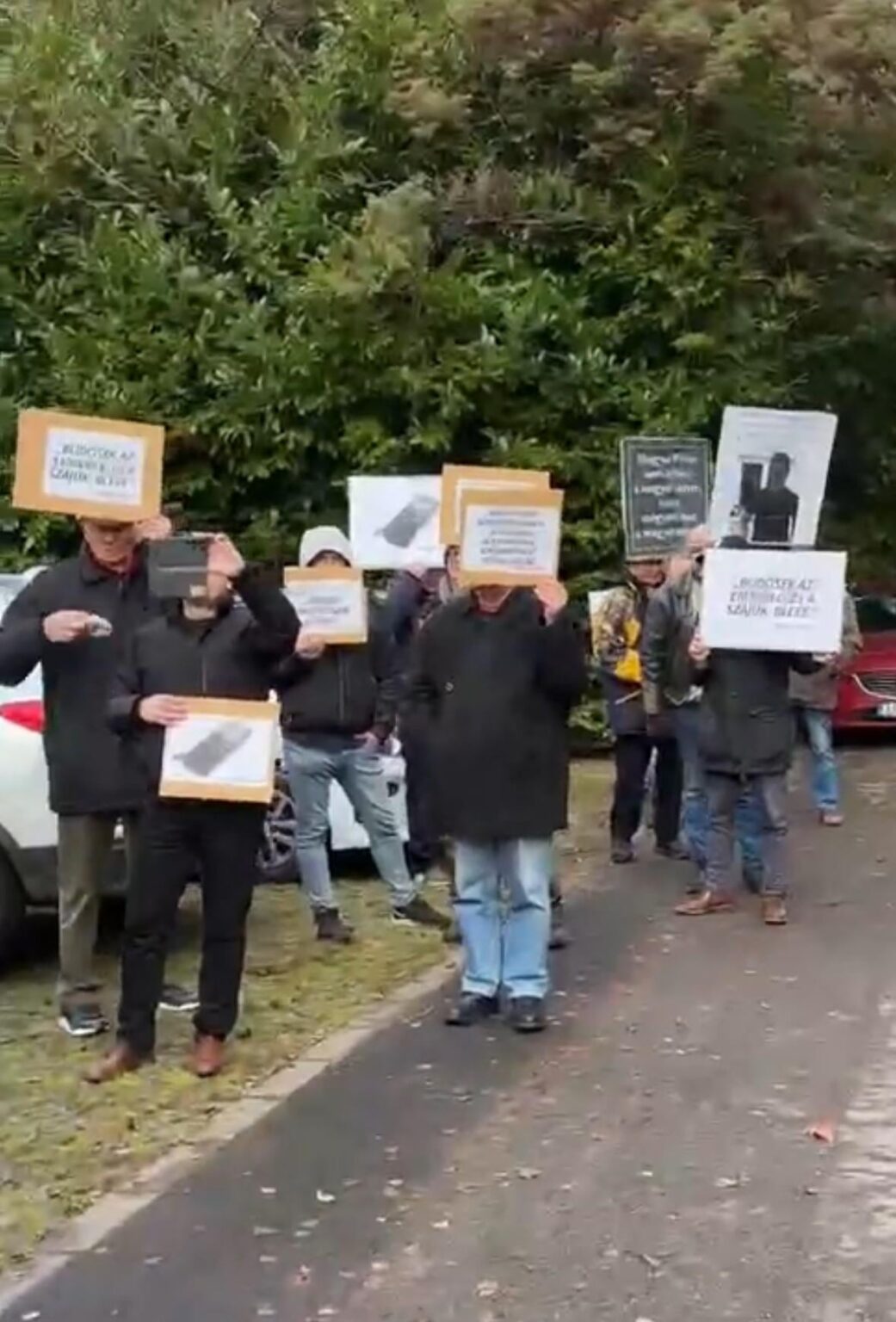 バザケレッティでのペテル・マジャールのイベントに参加する反抗議者たち