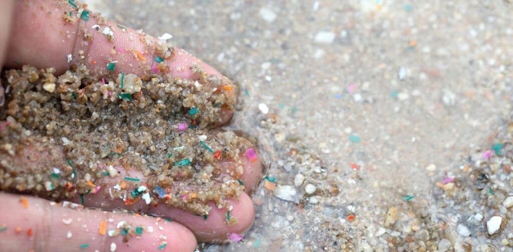 グッバイ、マイクロプラ。海水で溶ける｢超分子プラスチック｣爆誕