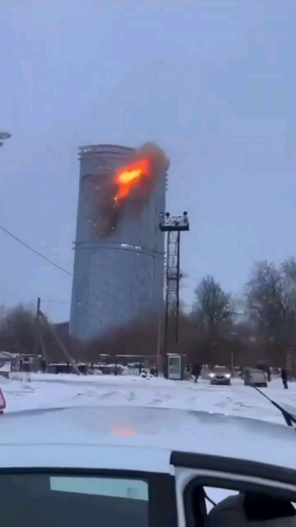 ウクライナの無人機はロシアの都市カザンにあるロシアの火薬工場を標的としたが、敵の電子攻撃により集合住宅に命中した。 2024 年 12 月 21 日 [Additional footage]
