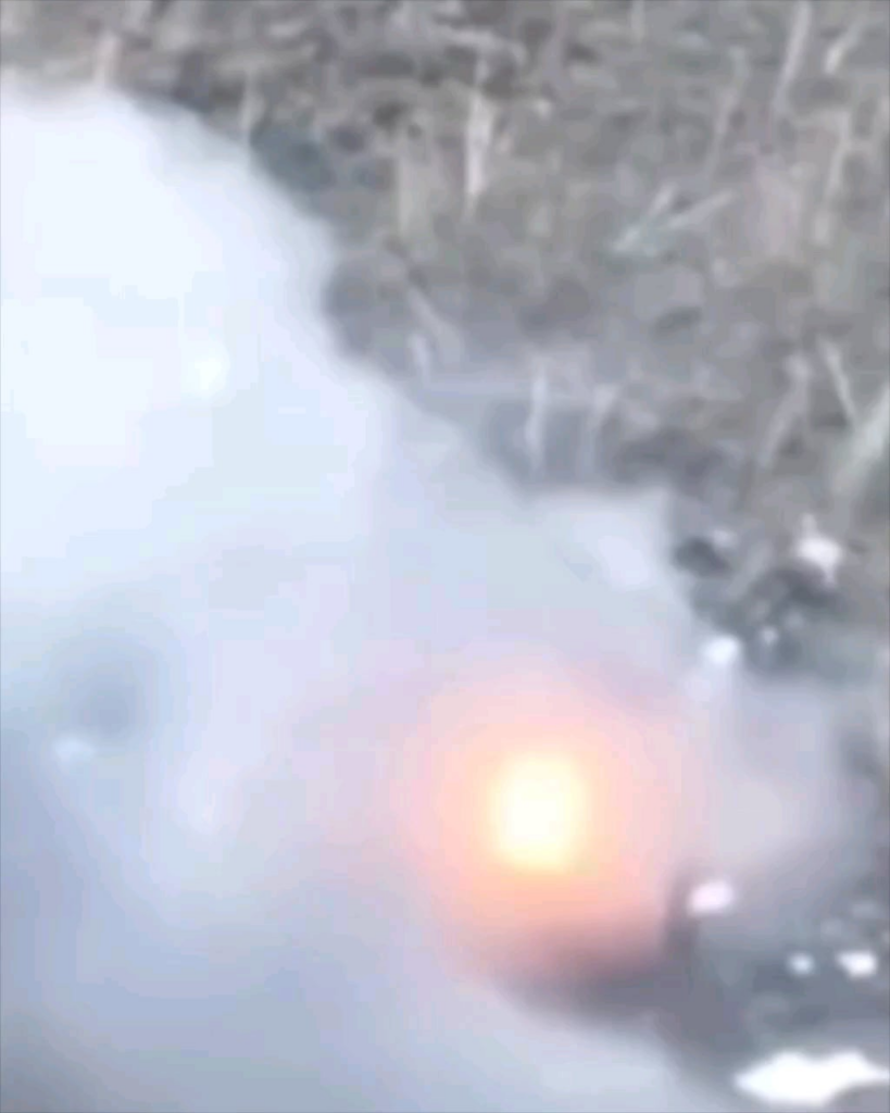 ロシア兵士がウクライナのFPV攻撃用無人機をライフルで攻撃しようとした。この事件はウクライナの偵察ドローンによって記録された。ドネツク州、2024 年 12 月