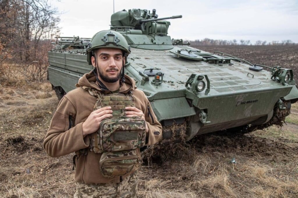 ウクライナ海兵隊の第 38 独立海兵旅団のマーダー 1A3 歩兵戦闘車 (IFV) と BVS-10 水陸両用装甲車。
