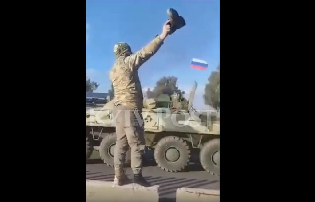 シリアから撤退するロシア軍を地元住民が嘲笑