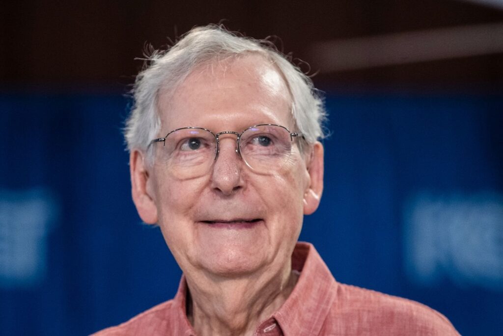 82歳のミッチ・マコーネルさん、公衆凍傷事件から1年以上経って米国議会議事堂で転倒のため治療を受ける