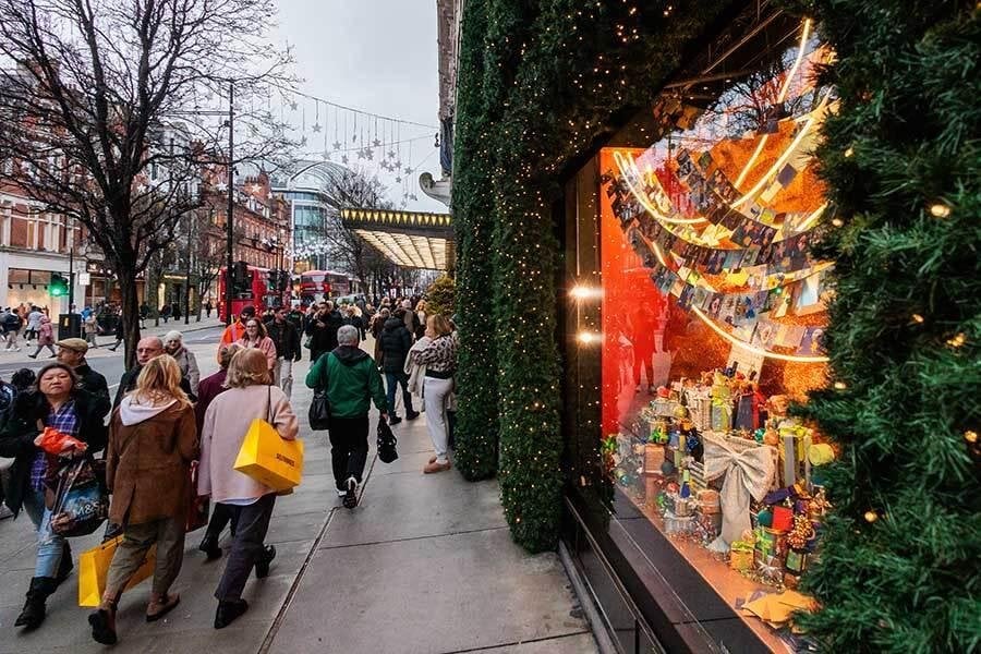 「メリークリスマス」と言うのはマナー違反？　日本人女性が驚いたイギリスとフランスとの違いとは