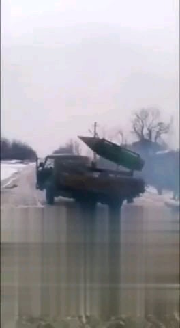 ウクライナで2番目に優秀な軍隊：B8M1無誘導ミサイルポッドを装備したロシアのブハンカUAZ-452技術部隊がS-8 80mmロケット弾を発射する映像。 2024年12月