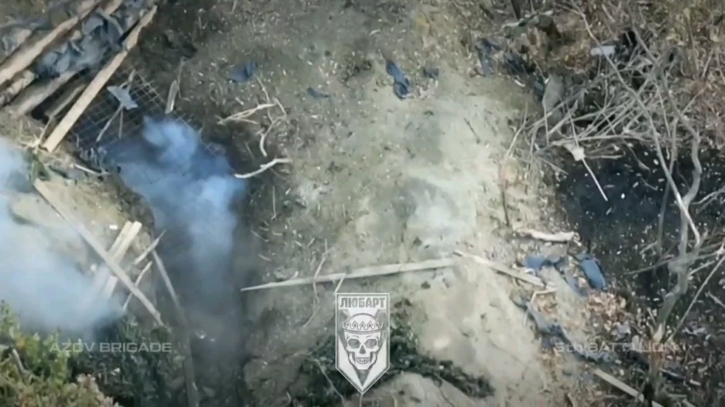強烈な映像：ドネツク州ニューヨーク近郊で、第12アゾフ旅団第5ルバート大隊のウクライナ兵士が小火器と手榴弾を使用して敵2人が占領したロシア陣地を掃討した。