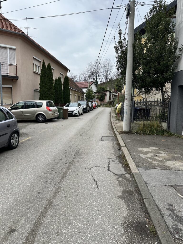 ザグレブには明らかにもっと柱が必要だ ザグレブには明らかにもっと柱が必要だ