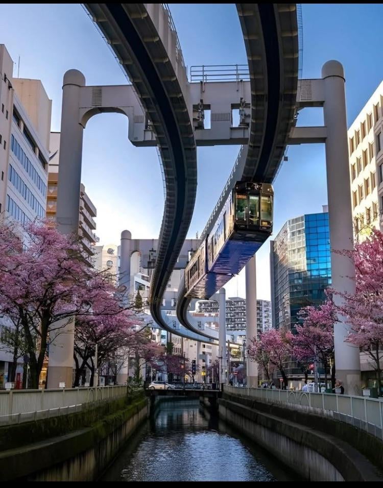 この日本の鉄道のような路線がダブリンでロイヤル運河と大運河を越えて運行できるでしょうか?