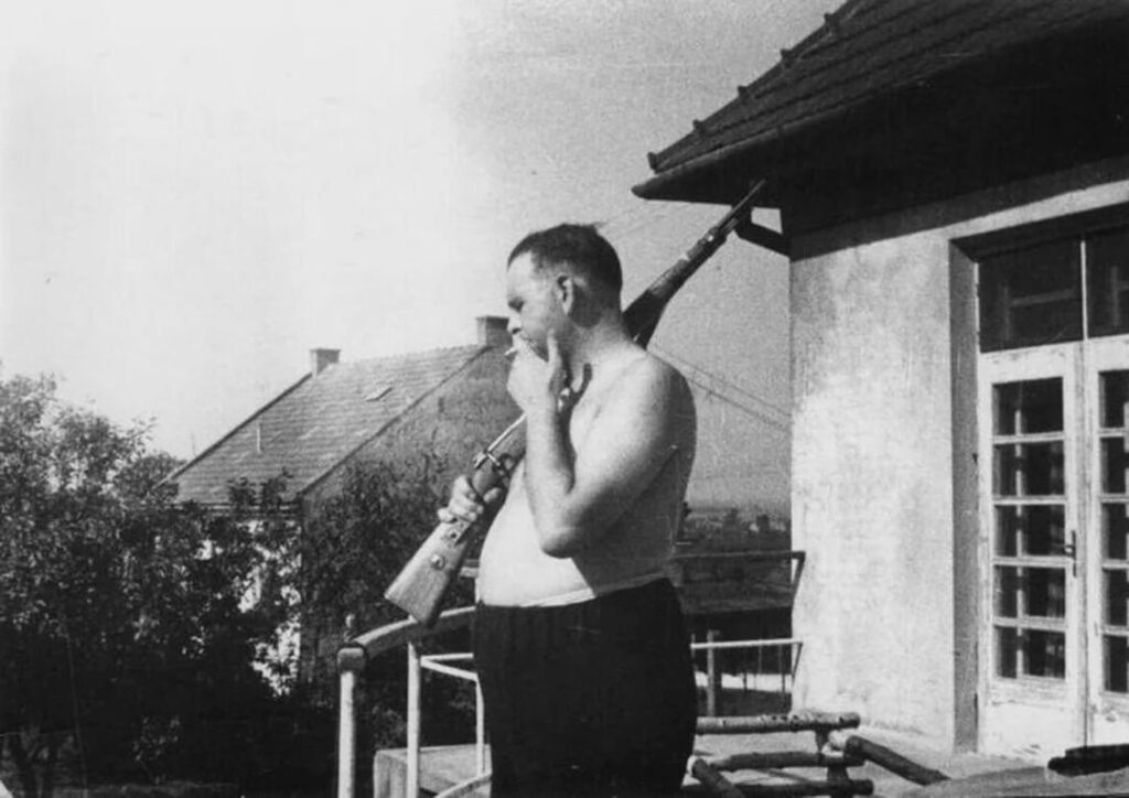 バルコニーに立って囚人を射殺する準備をするクラクフ・プワシュフ収容所長アモン・ゲース、1943年、ポーランド。