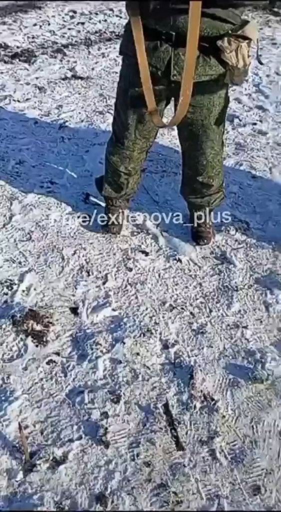 訓練中に武器に弾倉を挿入するのに苦労するロシアの高齢兵士