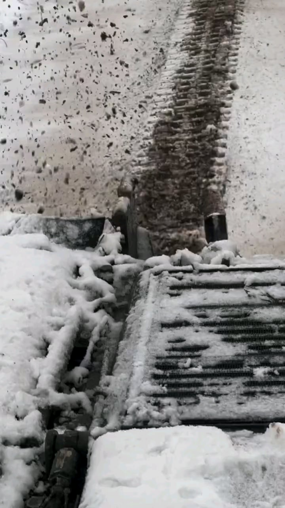 第 54 機械化旅団のウクライナ戦車長「アレクサンダー」は、雪の中を走行する戦車を撮影しました。シヴェルスク方向。 2024年12月