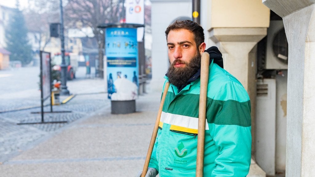 「私は会社で働いています。私をからかう人もいますが、私は緑色の制服を着るのが好きです。」