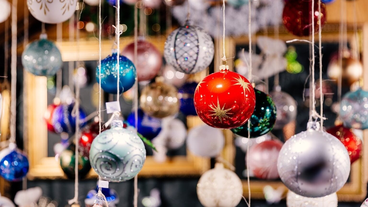 今年のクリスマスは消費者が平均で 14% 多く支出する見込み