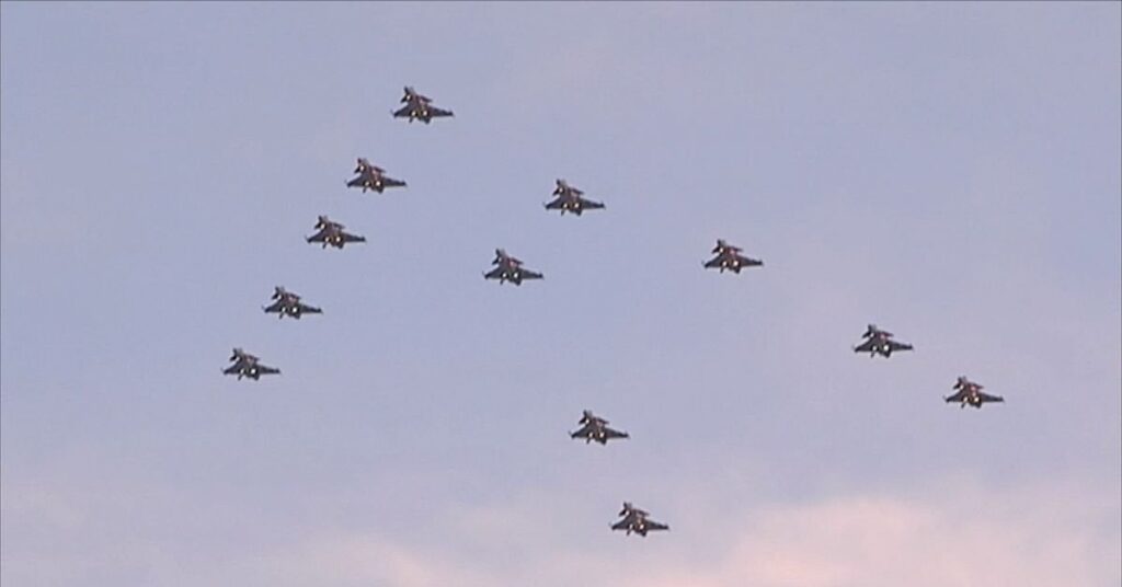 国軍のクリスマス ツリー飛行の時間です - そうすればあなたも見ることができます
