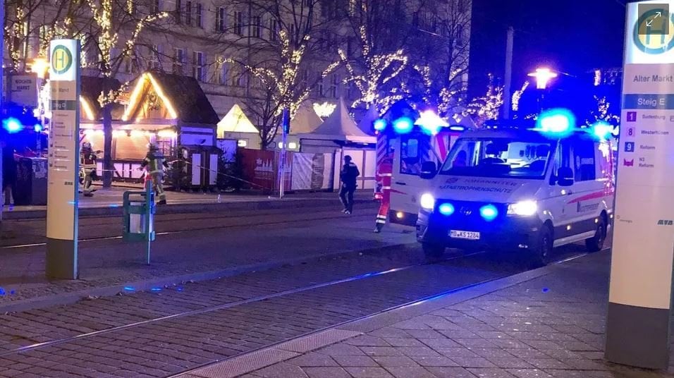 ドイツ：クリスマスマーケットで車が人に衝突 - 死者と負傷者の報告