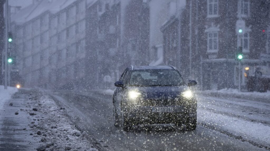政府は雪が降ったときに間違ったタイヤを履いたドライバーに罰金を導入する