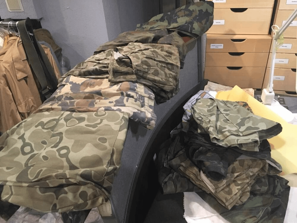 古い軍のものを探しています