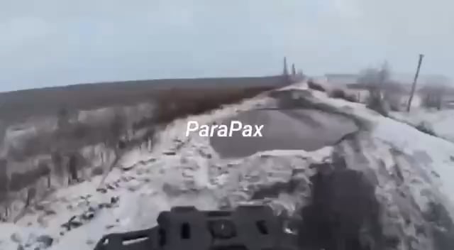 四輪バイクに乗ったロシア軍兵士が横転し、立て直すことができない。場所不明 - 2024 年 12 月