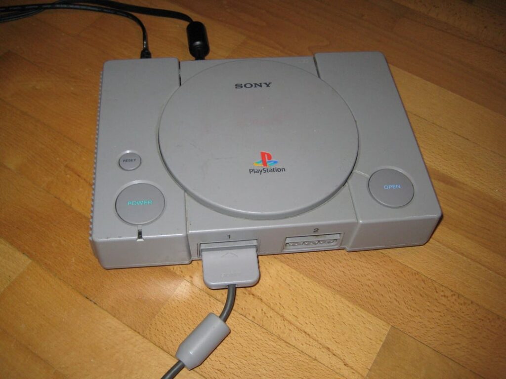 スープルームでPS1 (SCPH-1002) を見つけます。電源ケーブルとAVケーブルも付属していました。ただし、メモリーカードやゲームはありません。起動し、メモリーカードと音楽プレーヤーのメニューが表示されます。改造/チップされているかどうかを簡単に確認できますか? それとも開かなければなりませんか?タバコの臭いを消すコツは？