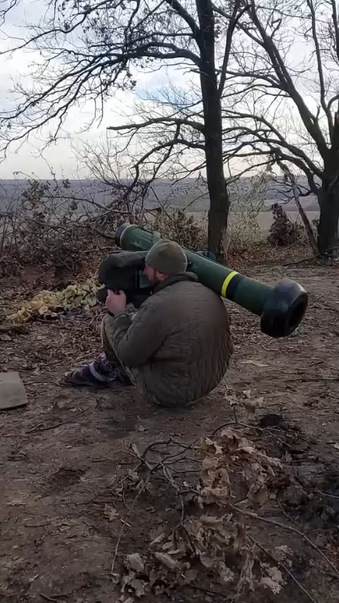スリッパを履いたウクライナ兵士がやり投げでロシアの甲冑を破壊