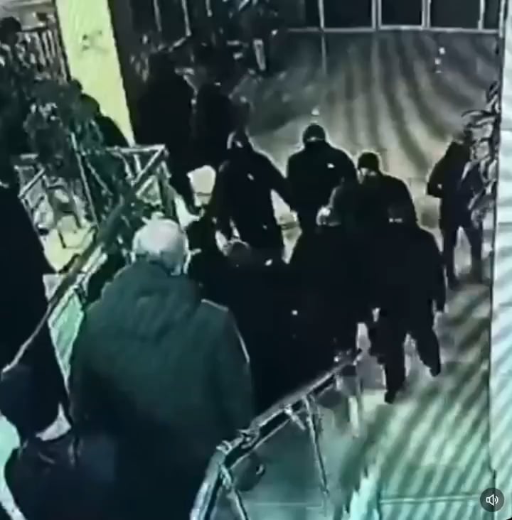 サロメ・ズラビチヴィリ: ロシア政権は今夜トビリシで仕事を再開している - テロから逃れる民間人を街頭で追いかけ、政治家、メディア、芸術家を標的にしている…野党事務所のドアを破壊して内部の政治家を襲撃し残虐行為を行っている