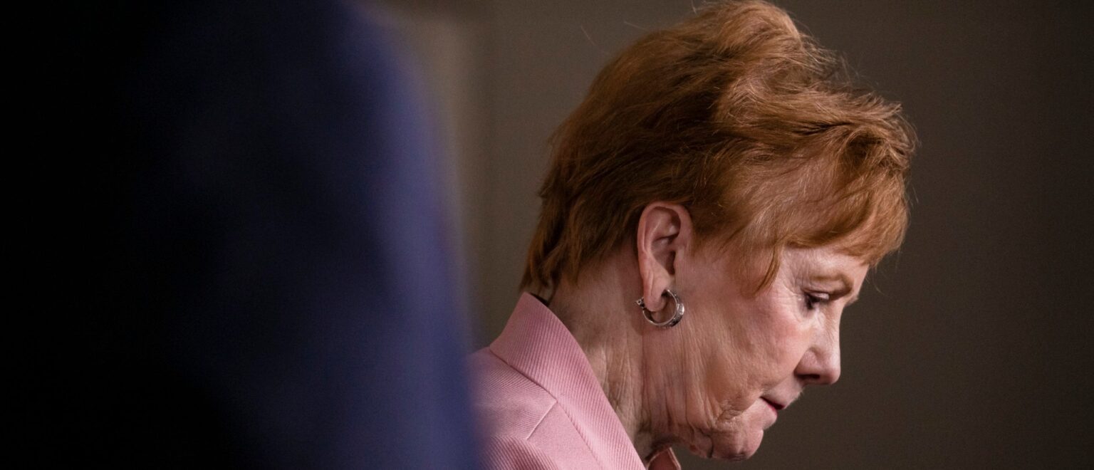 共和党議員ケイ・グレンジャーが半年も投票せず、老人ホームに現れる