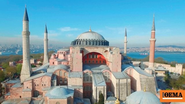 イカロン学校の生徒がアヤソフィア近くでギリシャ国旗を広げ、逮捕された