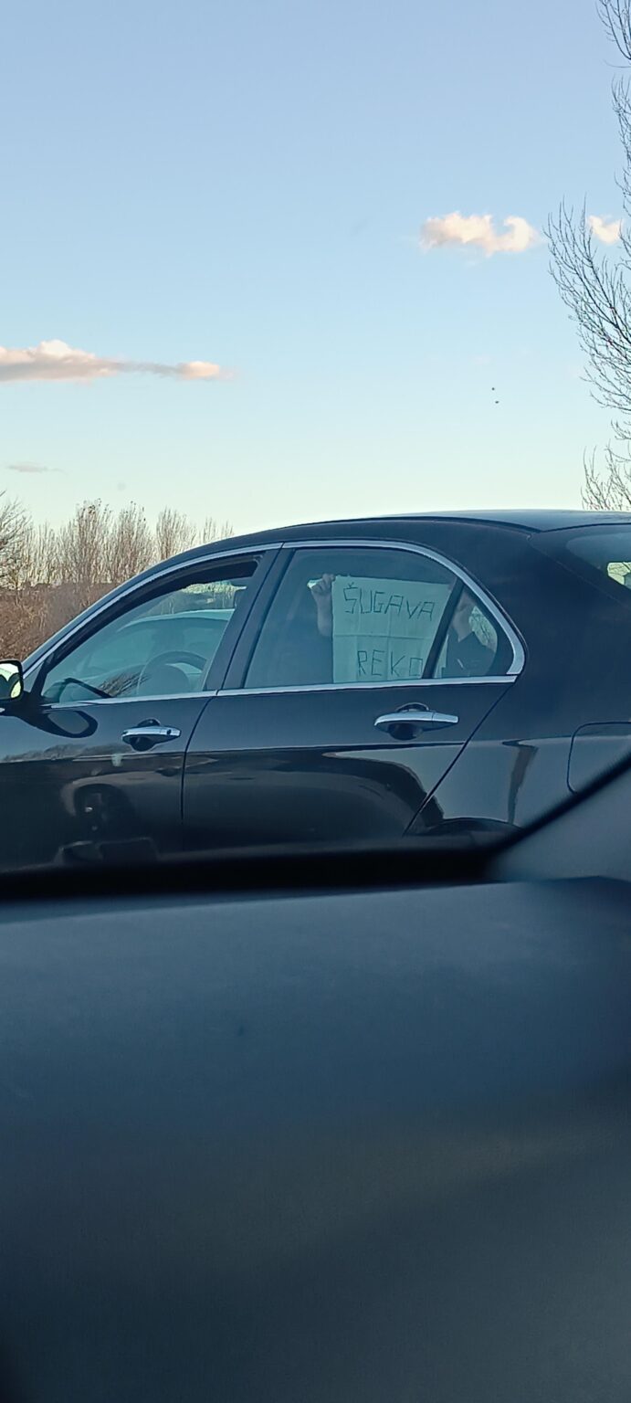 昨日、車列でスプリットに向かって運転していたところ、5、6歳の子供がこれを見せてくれました