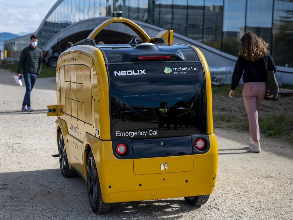 スイス、2025年3月から高速道路での自動運転車の使用にゴーサイン