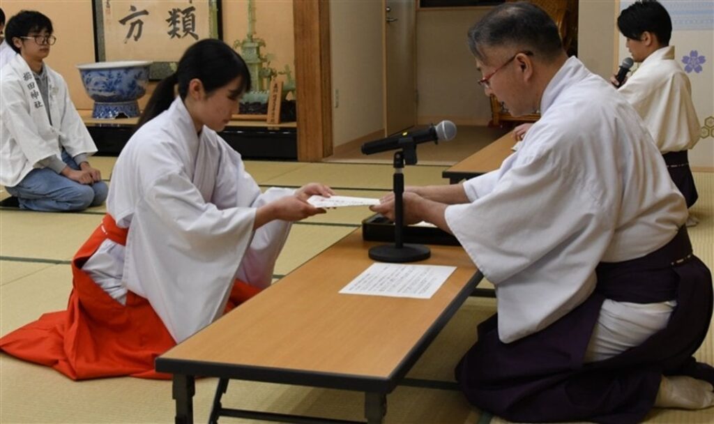 臨時巫女に辞令交付