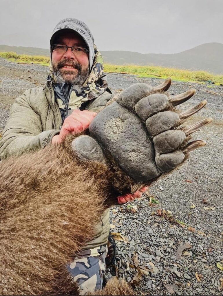 クマの足がこんなに大きいとは今まで知りませんでした