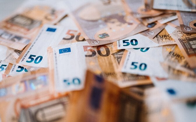 政府は最低賃金を886ユーロに引き上げることを承認した