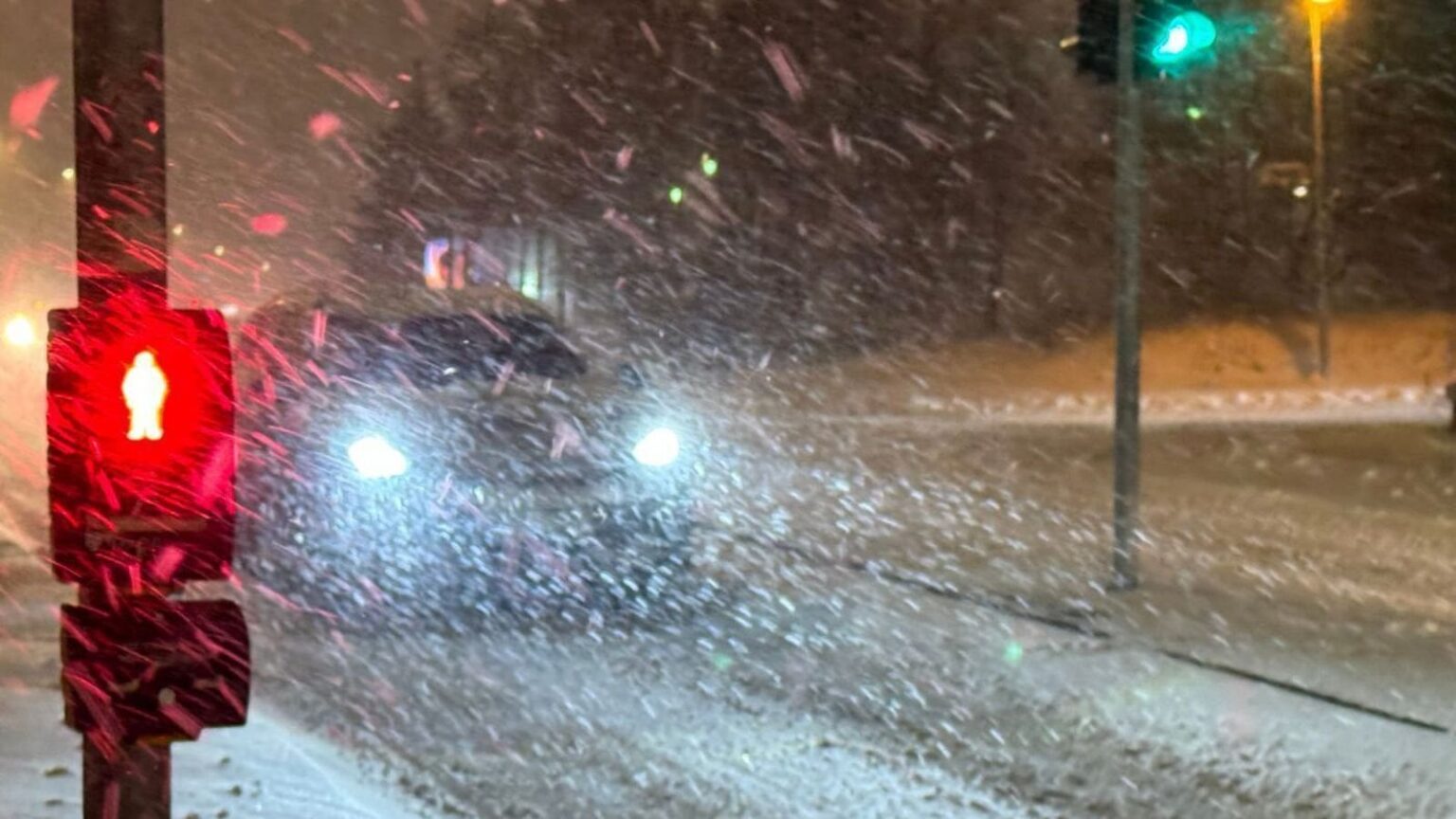 雪玉が車の窓に当たって「折れた」 - インジケーター