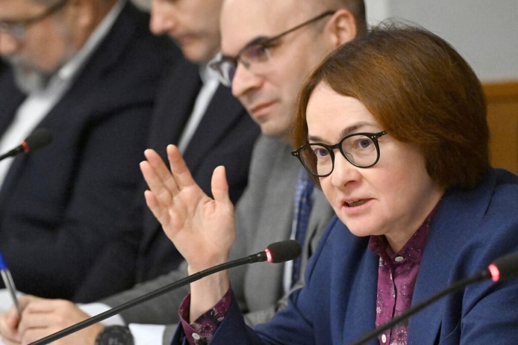 ロシアのエリート、利上げを巡るプーチン中央銀行総裁に怒る│ウクライナ戦争を巡る制裁に直面して長らくロシア経済の救世主として崇められてきた中央銀行総裁エルビラ・ナビウリナが、今ではロシア経済を破壊しようとしていると当局者らからの攻撃にさらされている。