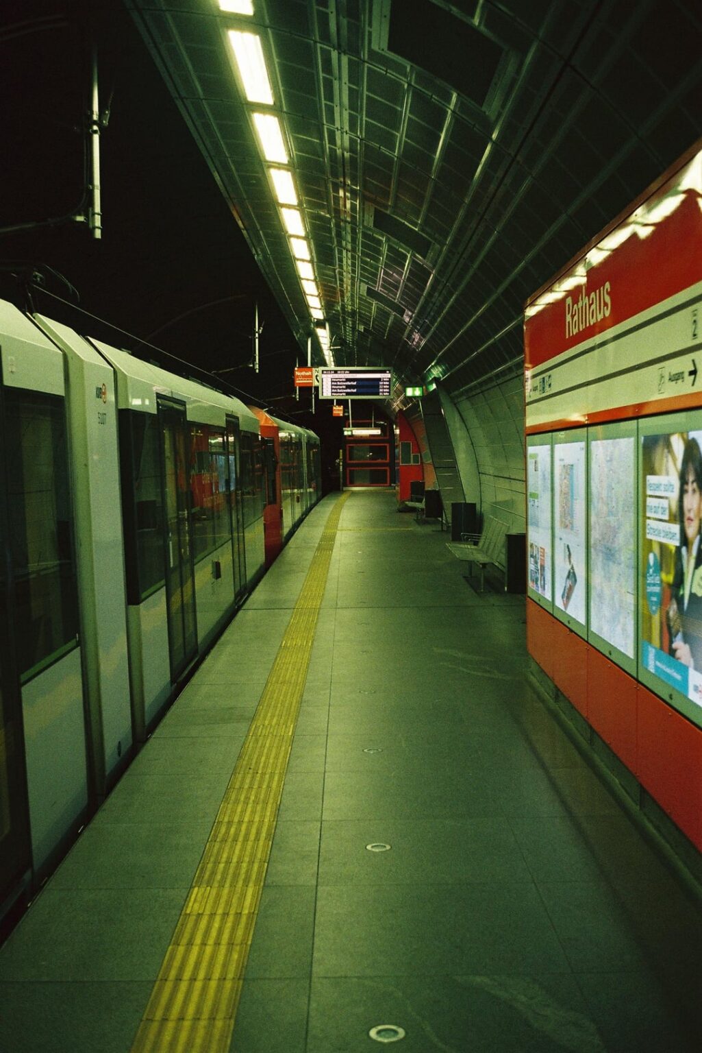 ノルトライン ヴェストファーレン州の地下鉄駅 (ケルン、エッセン、ボーフム、デュイスブルク)、フィルム: Kodak Ultramax 400 および Kodak Portra 800、2024 年 12 月