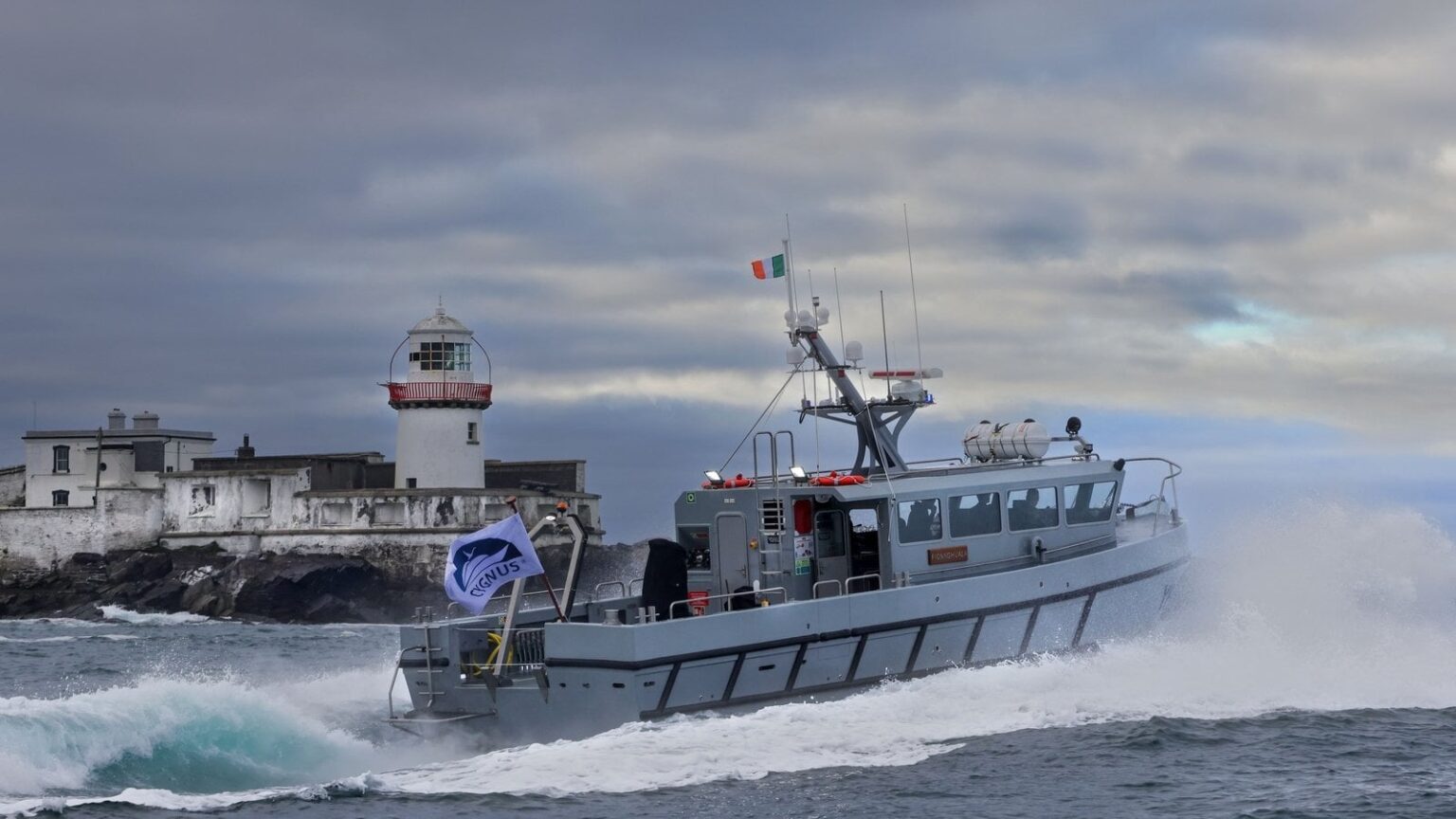 アイルランド海軍の新型艦艇がケリー島で進水